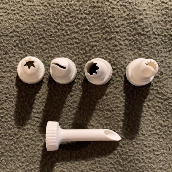 Hutzler Gerda Fun Gun for decorating cakes, cookies, etc.  Has 5 of 6 nozzles. - Picture 7 of 10